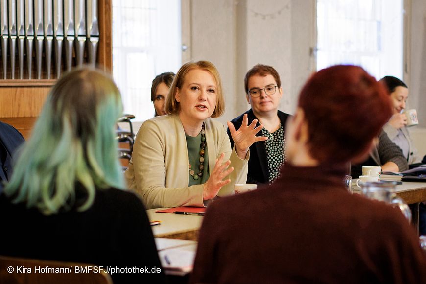 Bundesfrauenministerin Lisa Paus gemeinsam mit Bundesbauministerin Klara Geywitz zu Besuch in einem Frauenhaus in Cottbus.