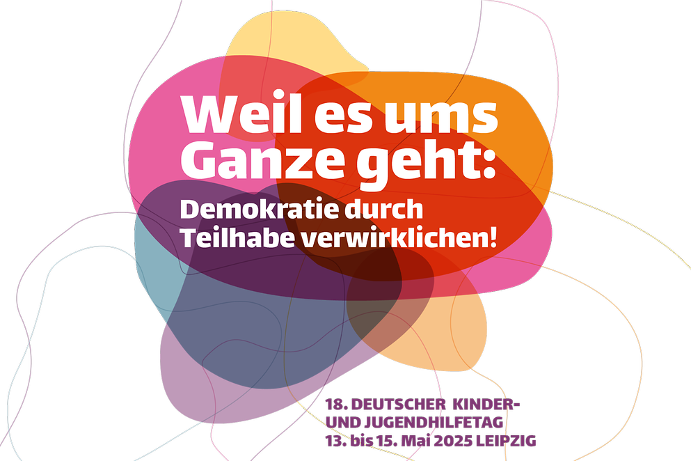 Logo des 18. Deutschen Kinder- und Jugendhilfetag mit Motto: "Weil es ums Ganze geht: Demokratie durch Teilhabe verwirklichen!" 