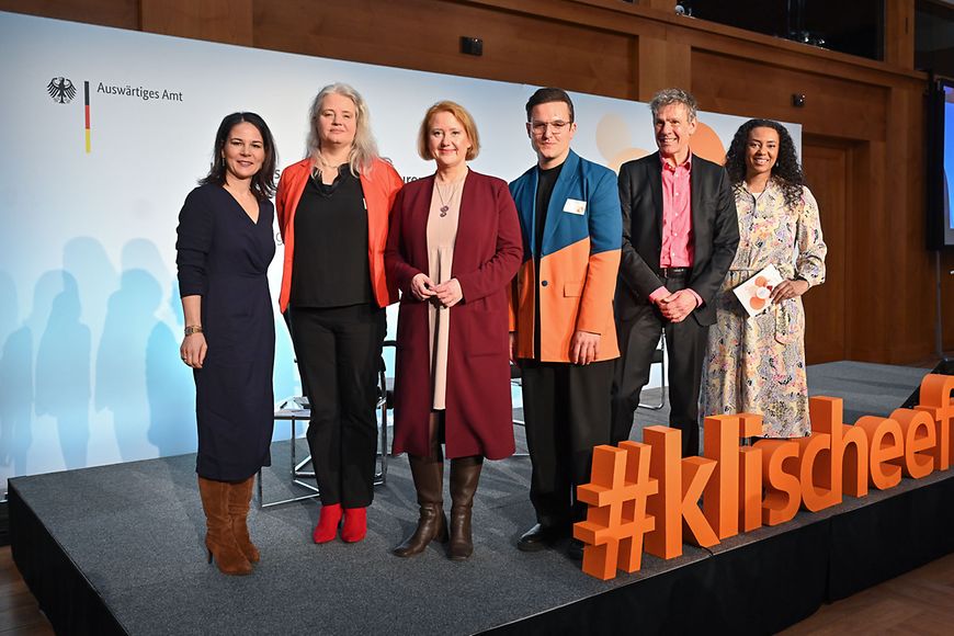 Gruppenfoto mit Lisa Paus, Annalena Baerbock und weiteren Teilnehmenden der Tagung