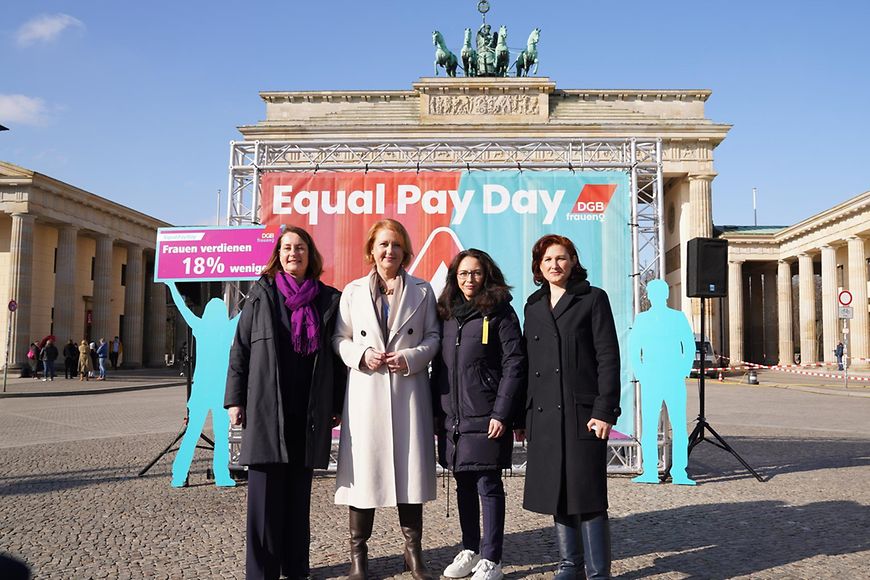 Gruppenfoto mit Lisa Paus vor dem Brandenburger Tor. 