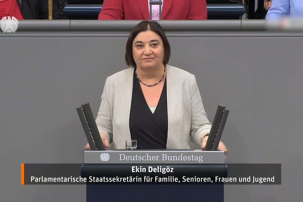 Parlamentarische Staatssekretärin Ekin Deligöz spricht vor dem Bundestag