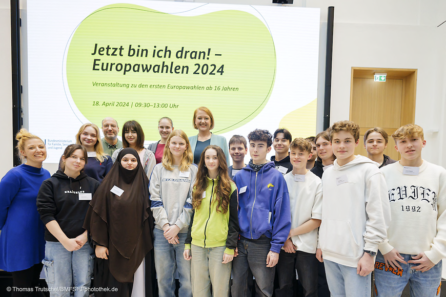 Lisa Paus gemeinsam mit Schülerinnen und Schülern
