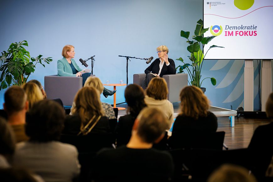 Lisa Paus und Susanne Baer gemeinsam im Gespräch