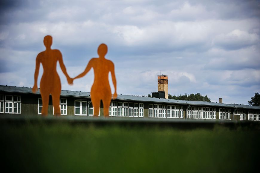 Blick auf die Gedenkstätte Sachsenhausen, zwei Skulpturen stehen im Vordergrund