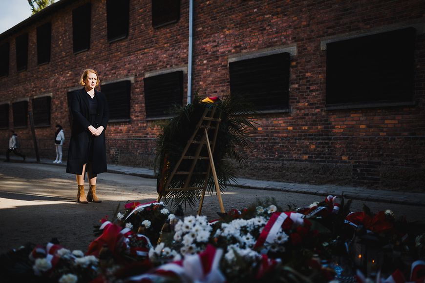 Lisa Paus legt einen Kranz in Auschwitz nieder