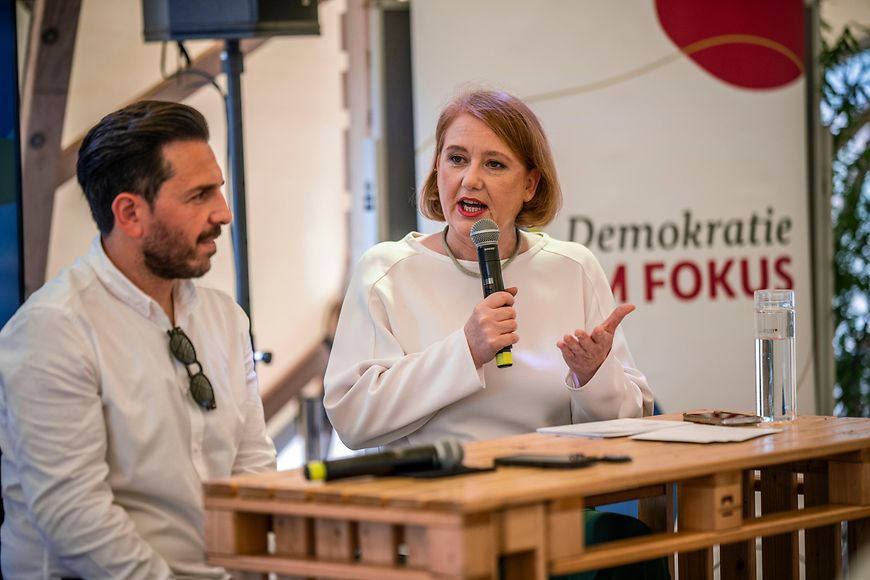 Bundesministerin Lisa Paus im Gespräch mit Derviş Hızarcı