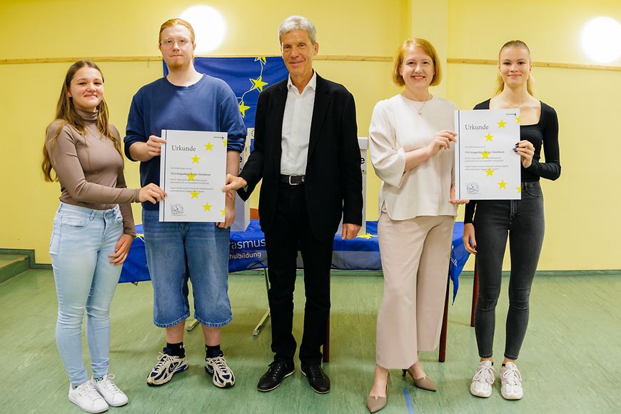Bundesfamilienministerin Lisa Paus und Thüringens Minister für Bildung, Jugend und Sport Helmut Holter überreichen Urkunden