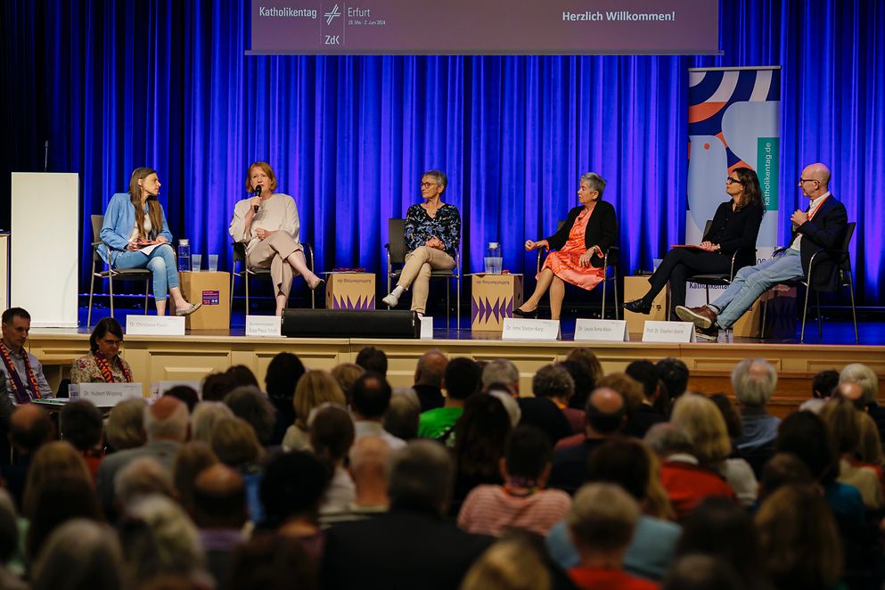 Lisa Paus spricht bei einem jugendpolitischen Bühnengespräch auf dem Deutschen Katholikentag in Erfurt 