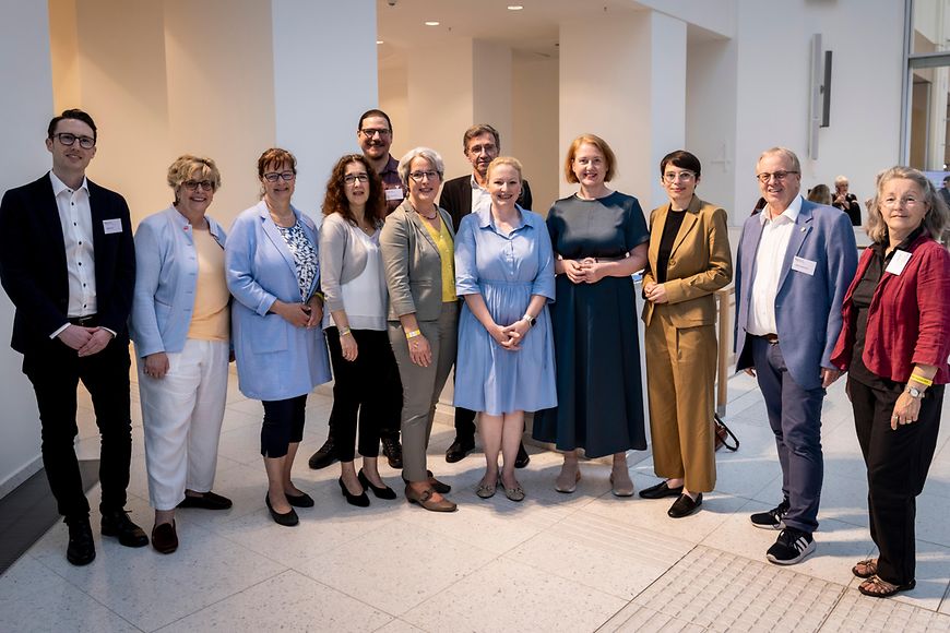 Gruppenfoto mit Lisa Paus und Kerstin Claus