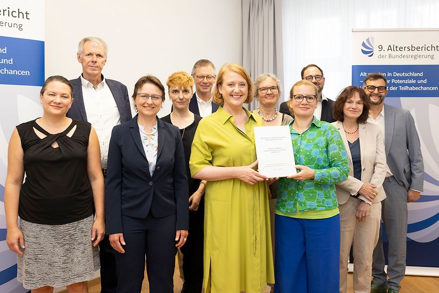 Bundesfrauenministerin Lisa Paus nimmt den Bericht entgegen