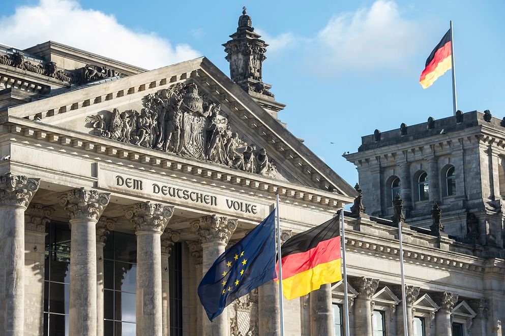 Flaggen wehen vor dem Reichstagsgebäude