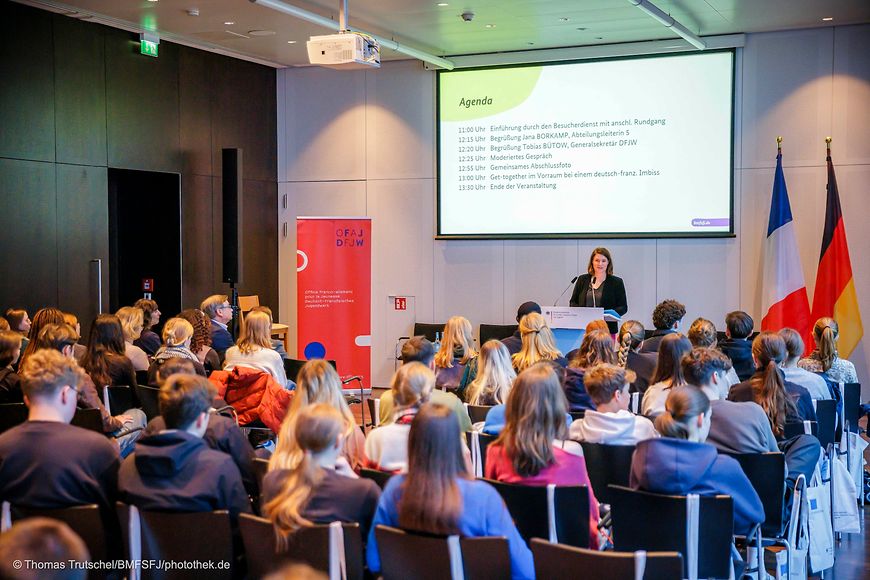 Freiwilligendienstleistende und Schülerinnen und Schüler im Bundesjugendministerium