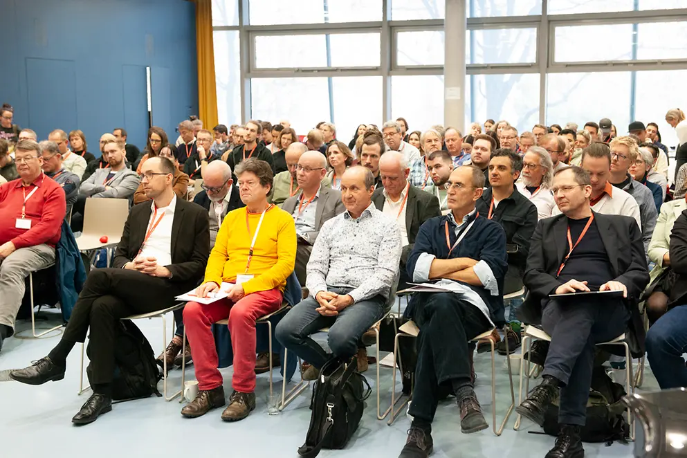 Teilnehmende des Fachtags sitzen in einem Tagungsraum