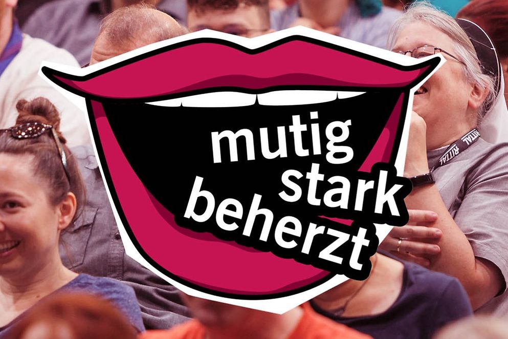 ein Mund mit den Worten: mutig, stark, beherzt vor einem Publikum