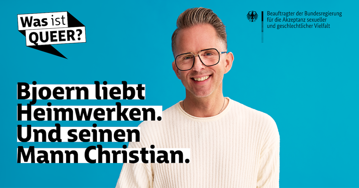 Porträt von Bjoern mit Kampagnen-Logo und Text: Bjoern liebt Heimwerken. Und seinen Mann Christian.