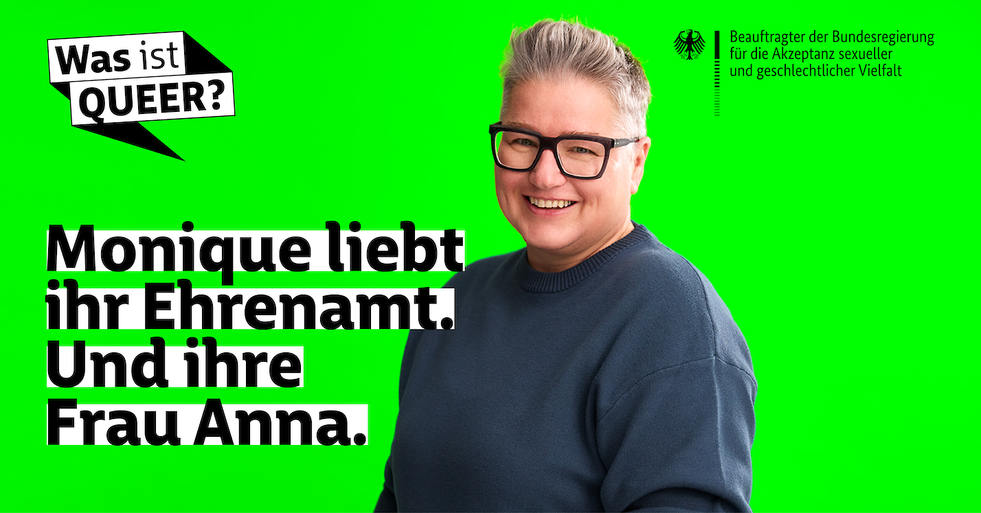Porträt von Monique mit Kampagnen-Logo und Text: Monique liebt ihr Ehrenamt. Und ihre Frau Anna.
