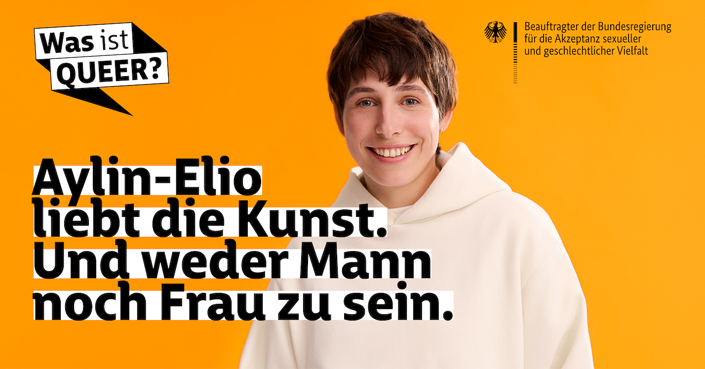 Porträt von Aylin-Elio mit Kampagnen-Logo und Text: Aylin-Elio liebt die Kunst. Und weder Mann noch Frau zu sein.