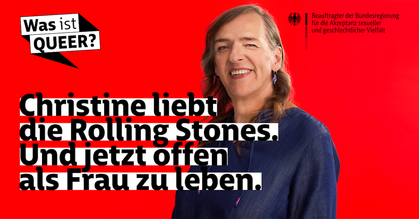 Porträt von Christine mit dem Kampagnen-Logo und Text: Christine liebt die Rolling Stones. Und jetzt offen als Frau zu leben.