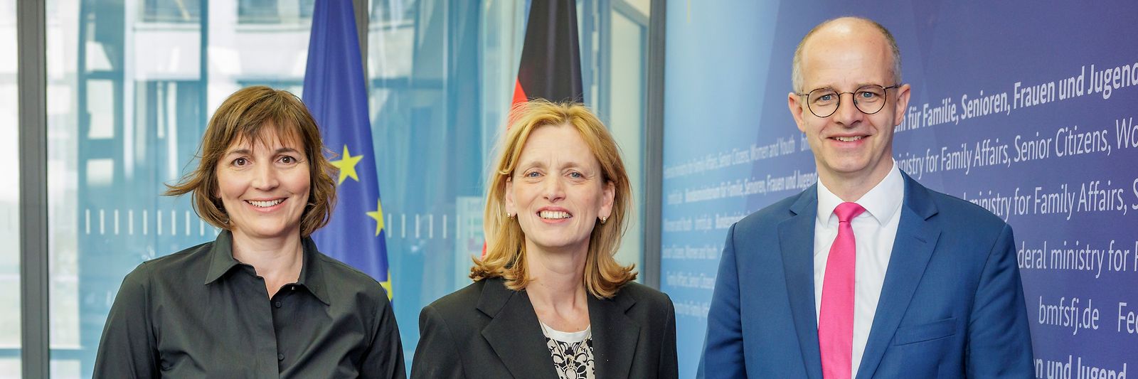 Karin Prien mit Mareike Wulf und Michael Brand vor einer Wand mit Urkunden 