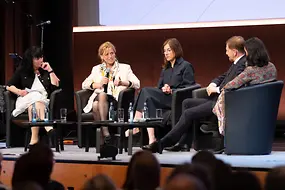 Karin Prien auf dem Podium beim Deutschen Kinder- und Jugendhilfetag in Leipzig