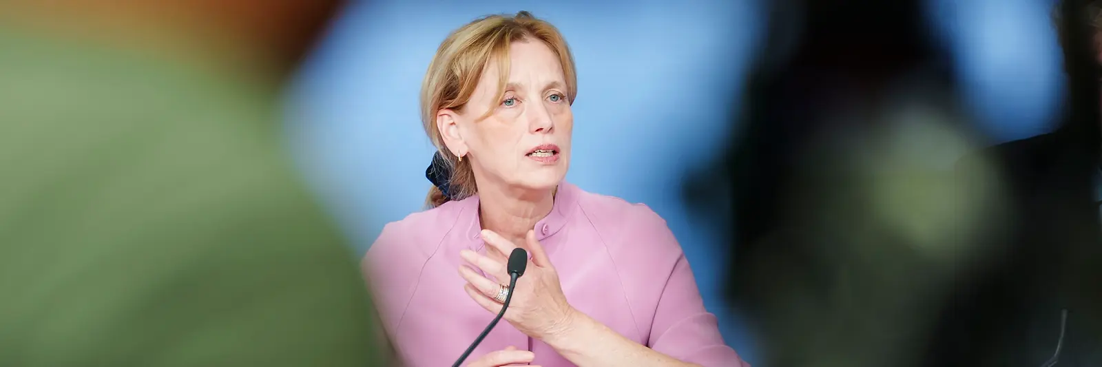Karin Prien bei einer Pressekonferenz zum Thema Jugendschutz im Internet