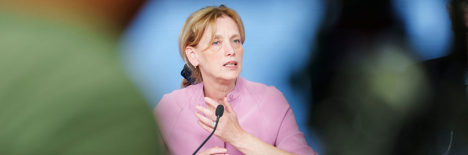 Karin Prien bei einer Pressekonferenz zum Thema Jugendschutz im Internet