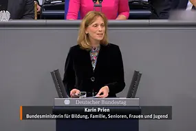 Bundesministerin Karin Prien hält eine Rede im Bundestag