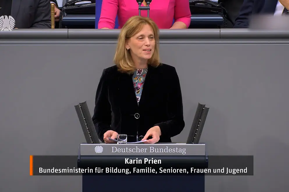 Bundesministerin Karin Prien hält eine Rede im Bundestag