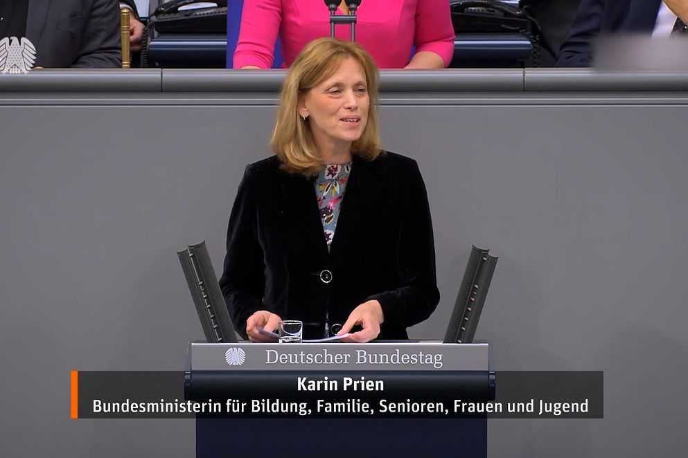 Bundesministerin Karin Prien hält eine Rede im Bundestag