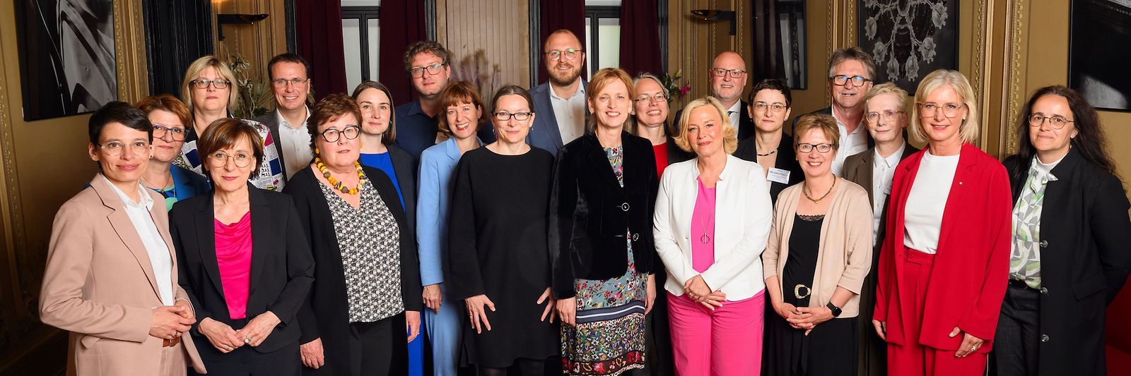 Gruppenbild mit Bildungsministerin Karin Prien bei der JFMK 2025