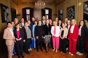 Gruppenbild mit Bildungsministerin Karin Prien bei der JFMK 2025