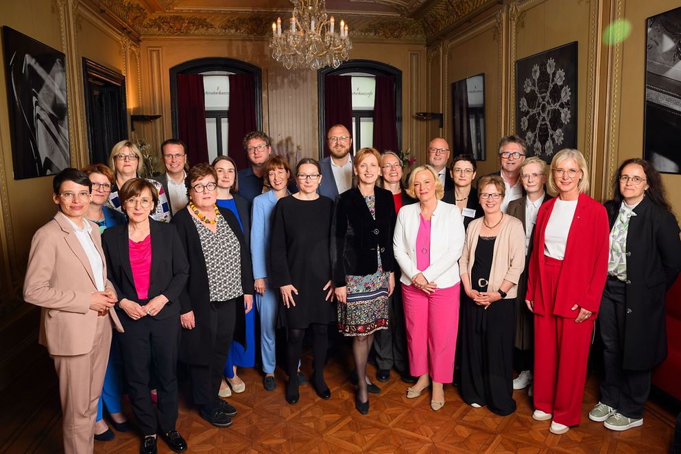 Gruppenbild mit Bildungsministerin Karin Prien bei der JFMK 2025