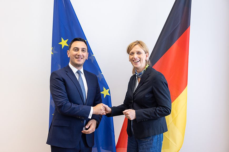Karin Prien und EU-Kommissar Glenn Micallef