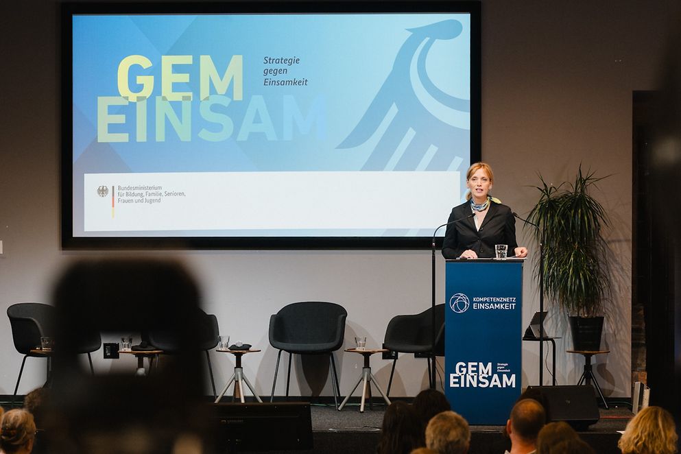 Karin Prien steht vor einem Pult und hält einen Vortrag
