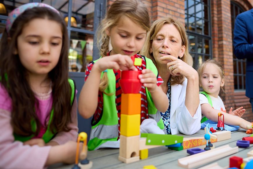 Karin Prien mit Kindern bei den MINTmachtagen