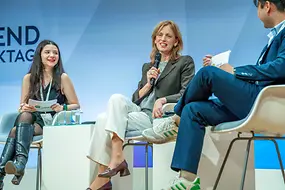 Karin Prien sitzt mit weiteren Teilnehmenden der JugendPolitikTage auf einer Bühne 