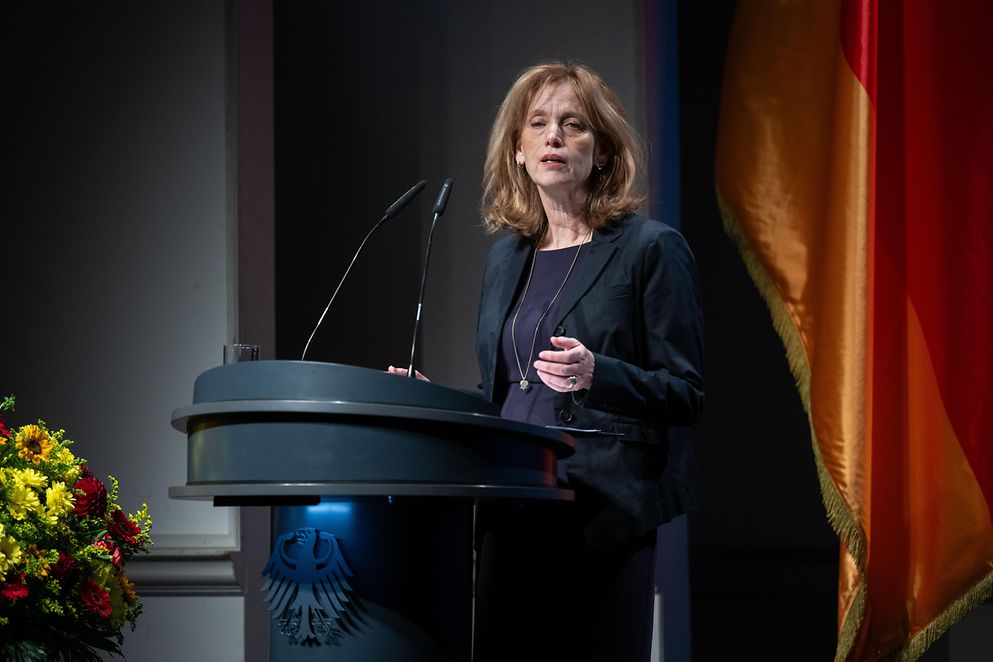 Karin Prien steht an einem Rednerpult
