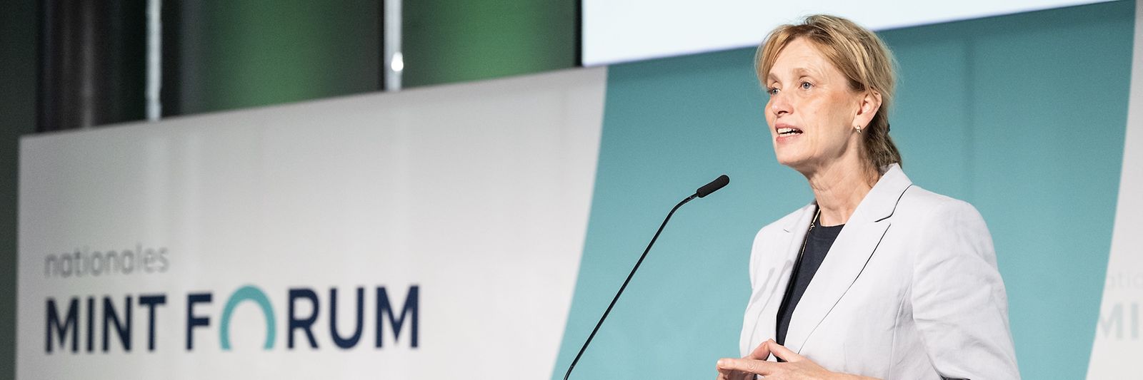 Karin Prien auf der Bühne des Nationalen MINT-Forums