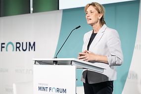 Karin Prien auf der Bühne des Nationalen MINT-Forums