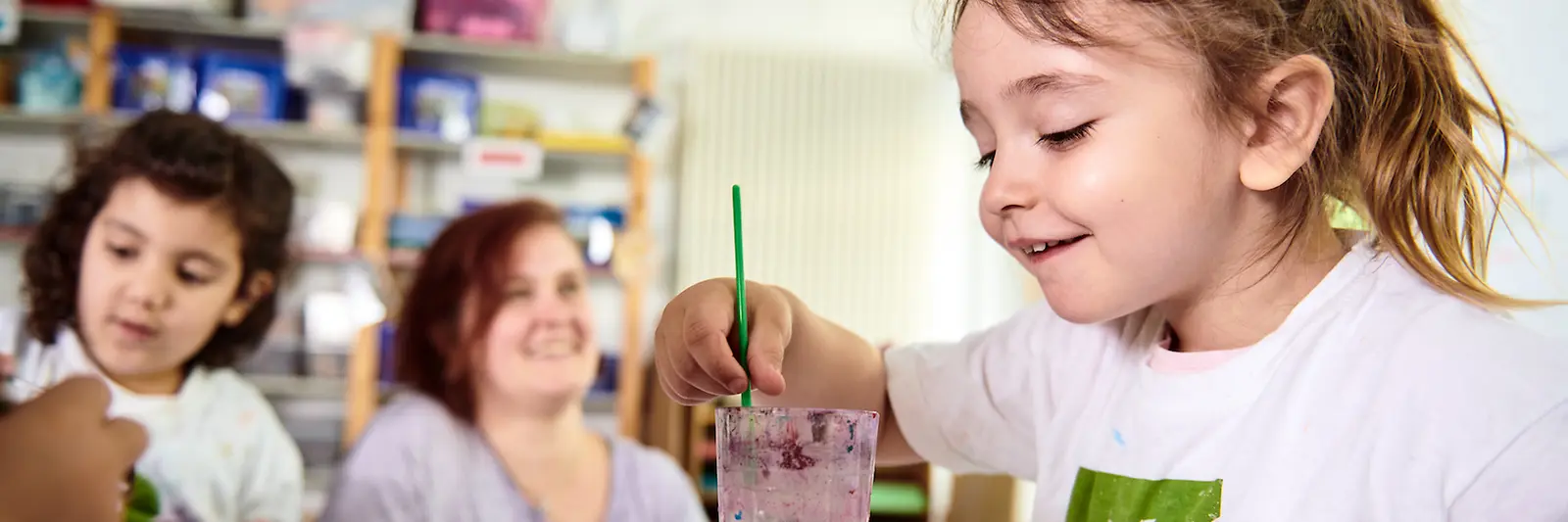 Kinder in der Kita beim Malen.