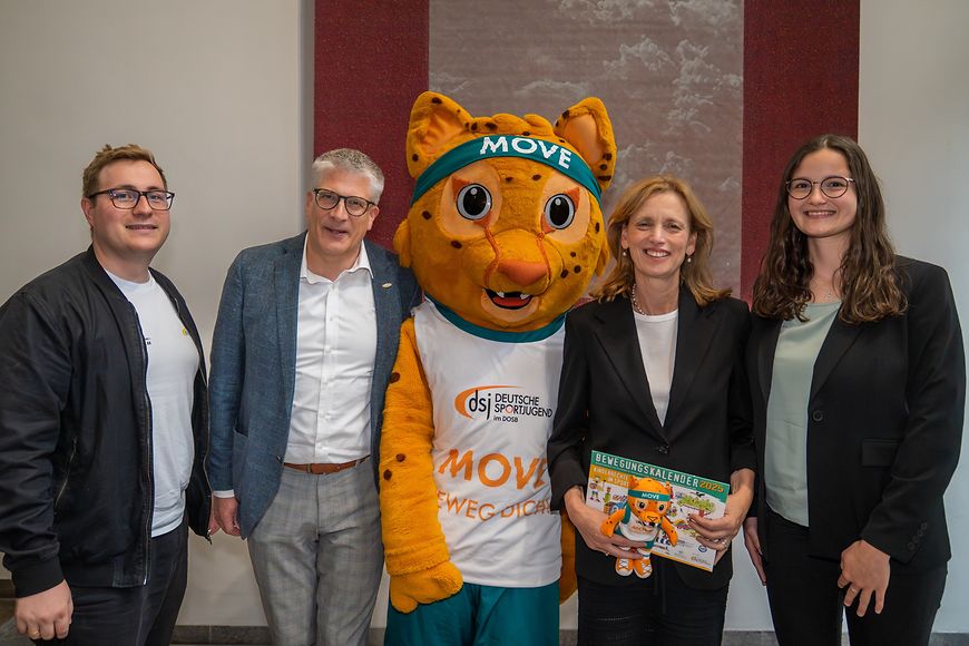 Gruppenbild mit Karin Prien, Teilnehmenden des Workshops der Deutschen Sportjugend und dem Maskottchen Movelino