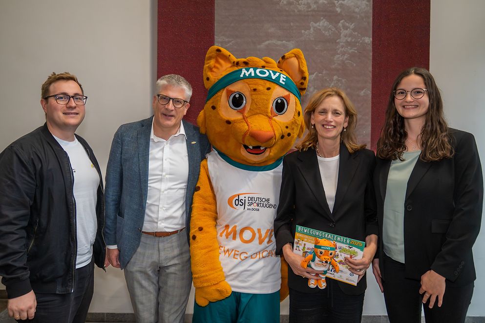 Gruppenbild mit Karin Prien, Teilnehmenden des Workshops der Deutschen Sportjugend und dem Maskottchen Movelino