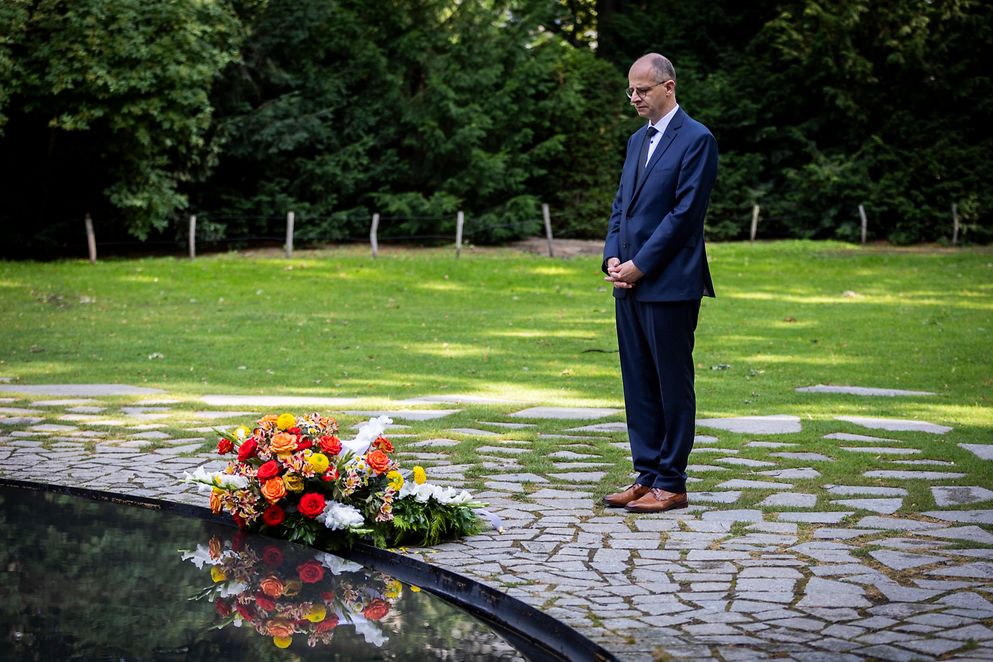 Michael Brand steht am Denkmal für die Denkmal für die im Nationalsozialismus ermordeten Sinti und Roma Europas in Berlin