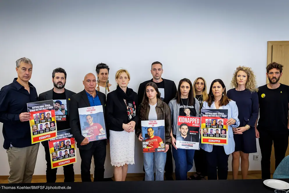 Karin Prien mit den Familien der deutsch-israelischen Geiseln, sie halten Plakate