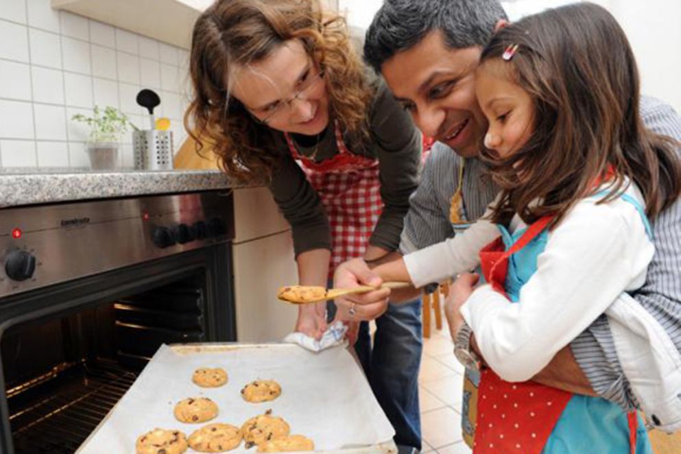 Eine Familie beim Keksebacken in der Küche