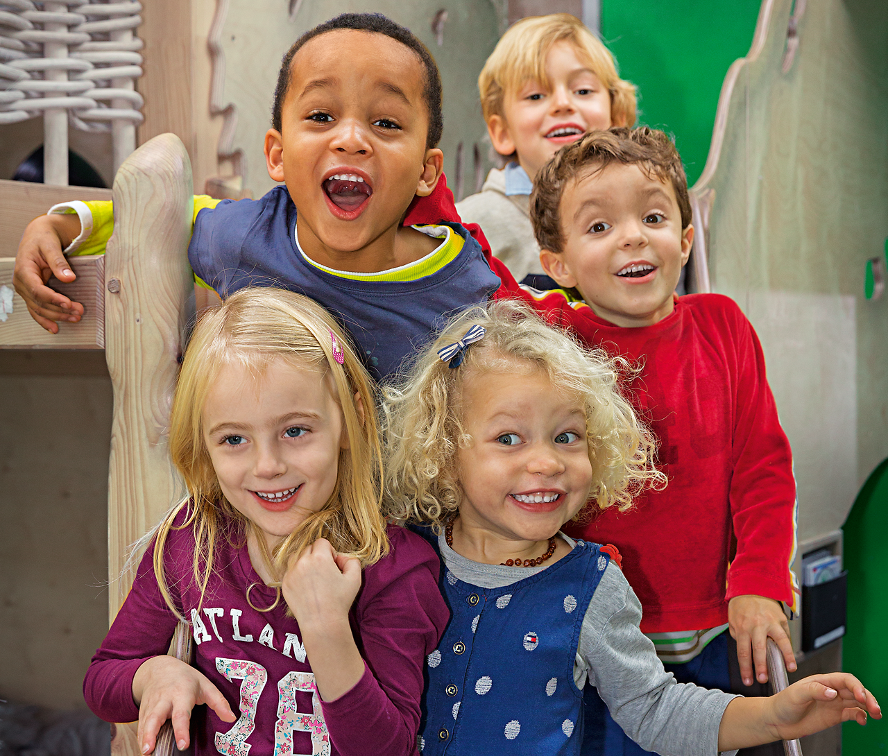 Das Bild zeigt fünf lachende Kita-Kinder