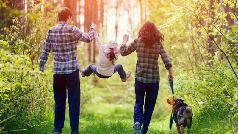 Familie mit Hund beim Spaziergang