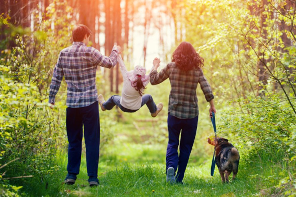 Familie mit Hund beim Spaziergang