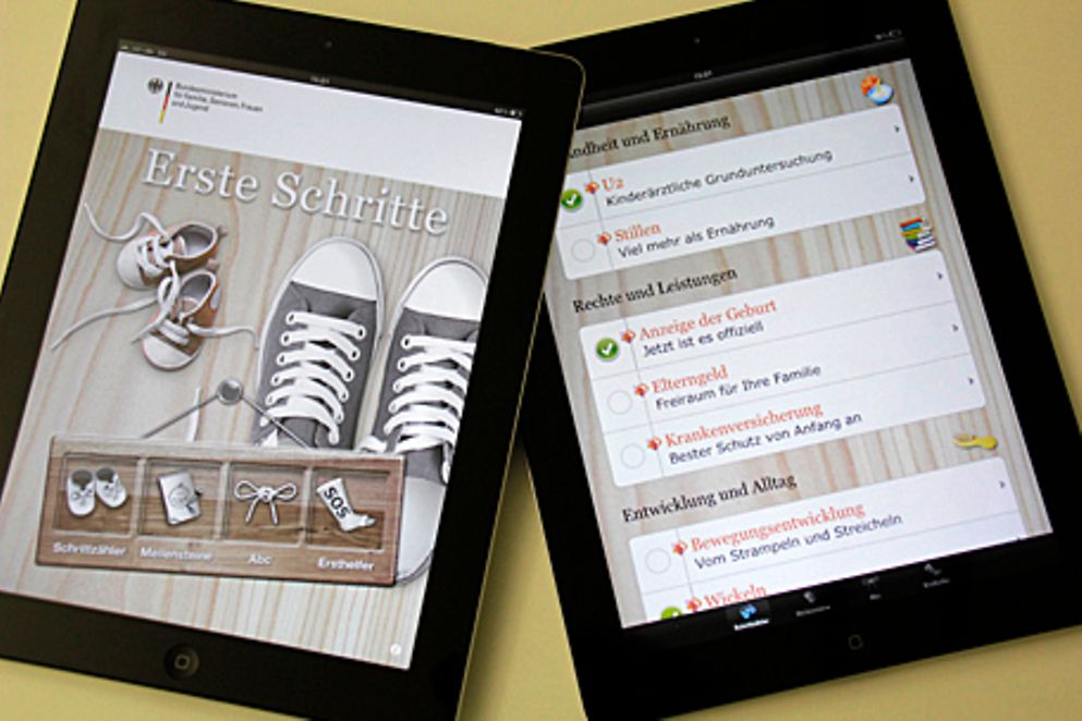 Zwei iPads, auf denen die App "Erste Schritte" aktiv ist.