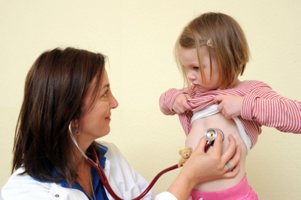 Ärztin mit Kinderpatientin. Bildquelle: Meike Gronau